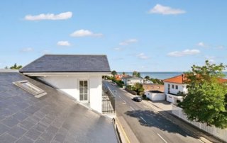 Naturskifer på hvidt hus på villavej