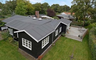 Tagpap tag på sort træ hus