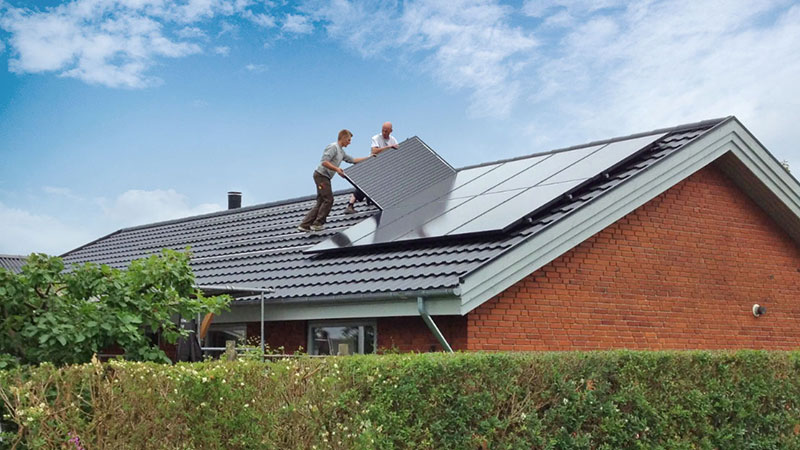 Få en lavere elregning og mindre CO2-udledning med solceller på taget Få en lavere elregning og mindre CO2-udledning med solceller på taget
