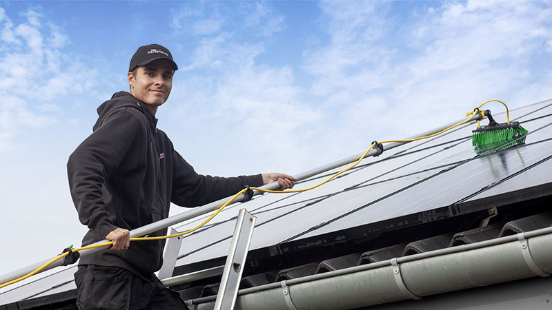Jydsk Tagteknik renser solceller med en blød børste og blødgjort vand Jydsk Tagteknik renser solceller med en blød børste og blødgjort vand