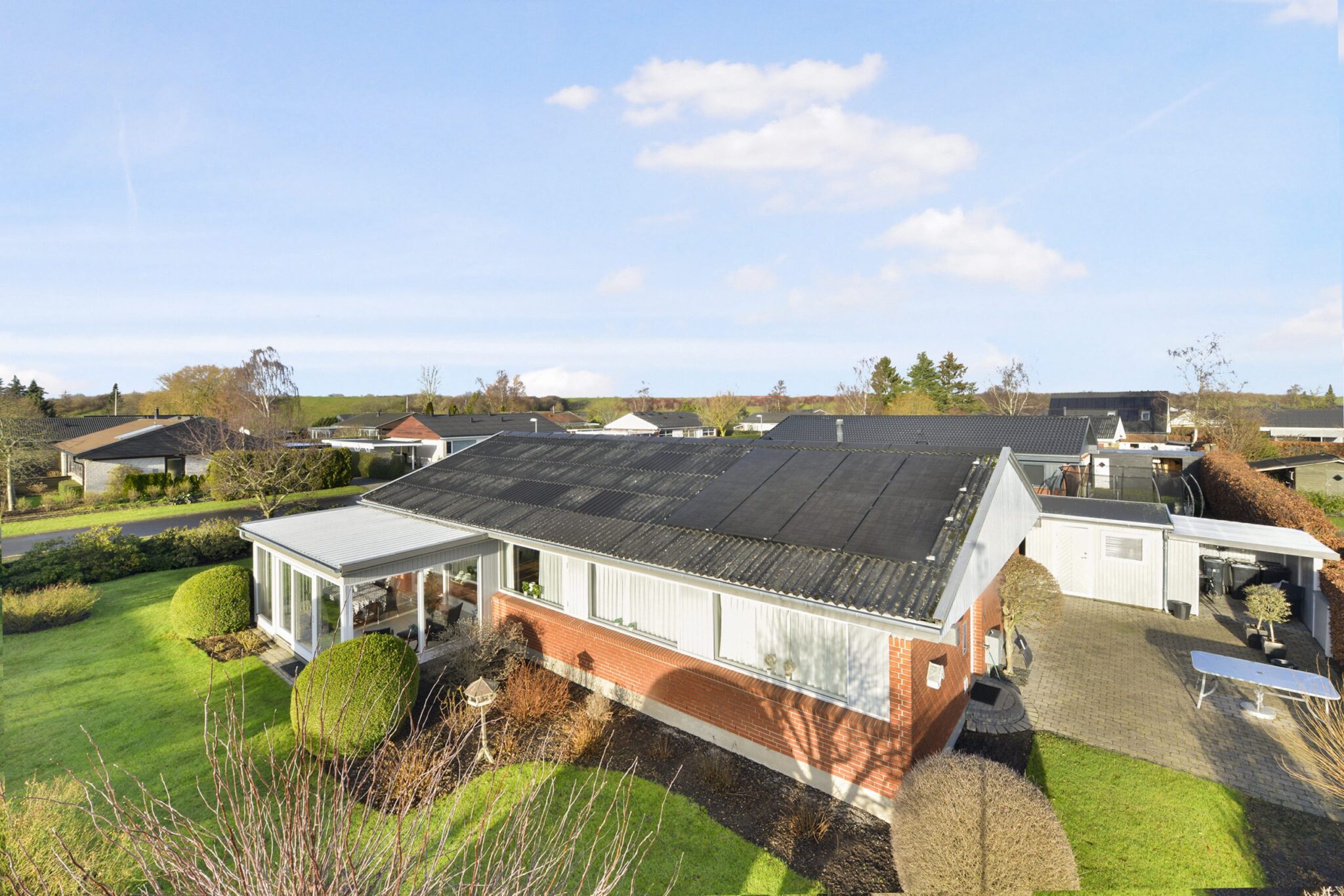 Bungalow med solpaneler på taget