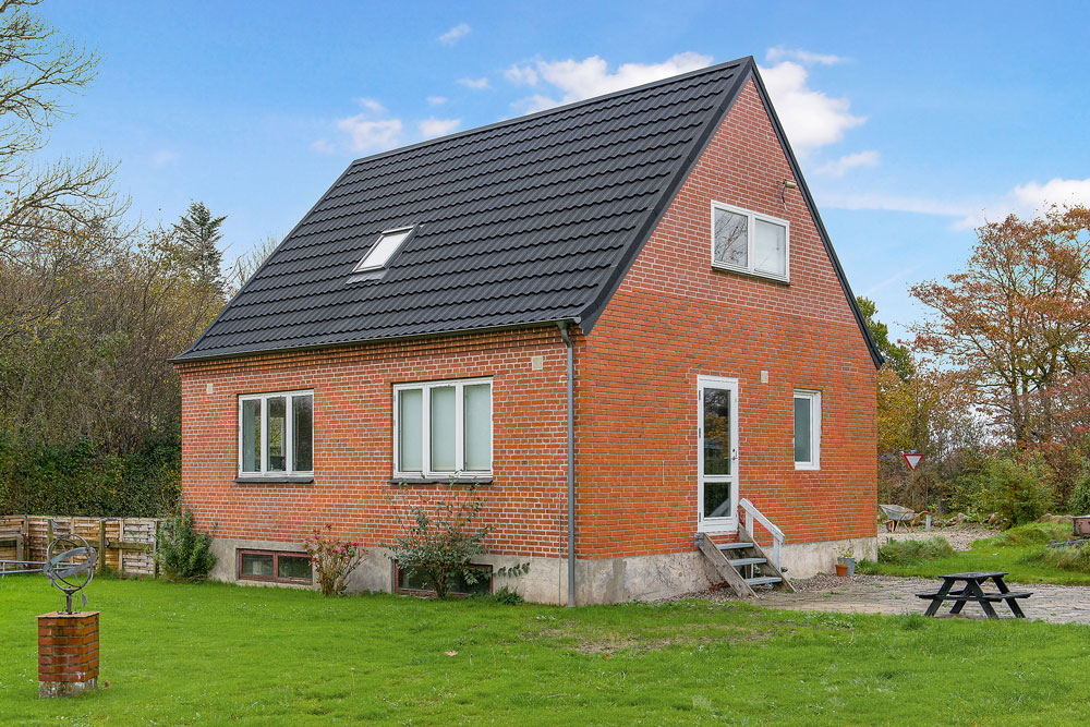 Huset i Skørping fik lagt et nyt Decra Classic. Det gamle betontag blev fjernet, 2 Velux vinduer blev monteret, og vi satte nye metal tagrender op.