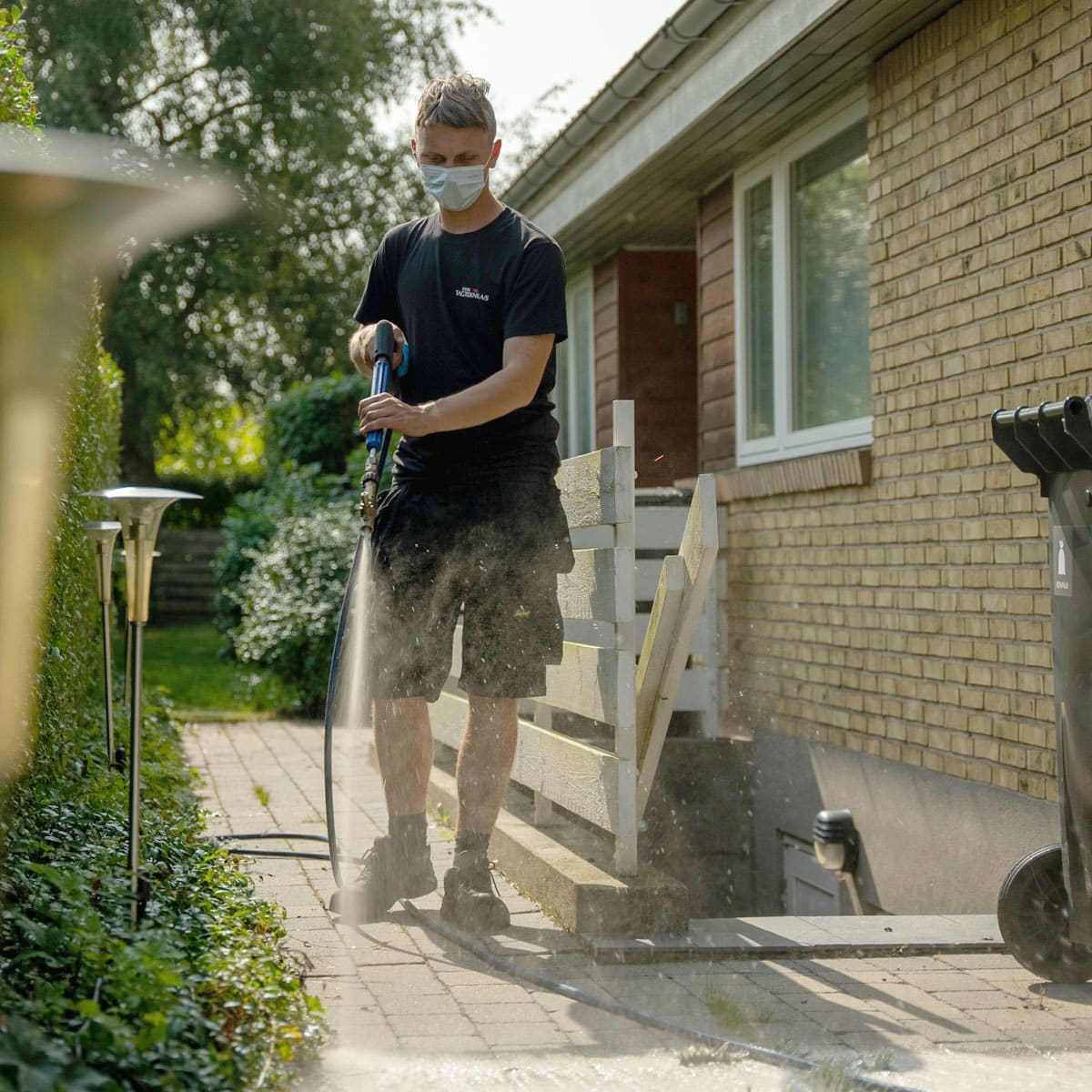 Algebehandling af fliser ved bolig som fjerner grønne alger og forebygger mos på terrasse og gangareal